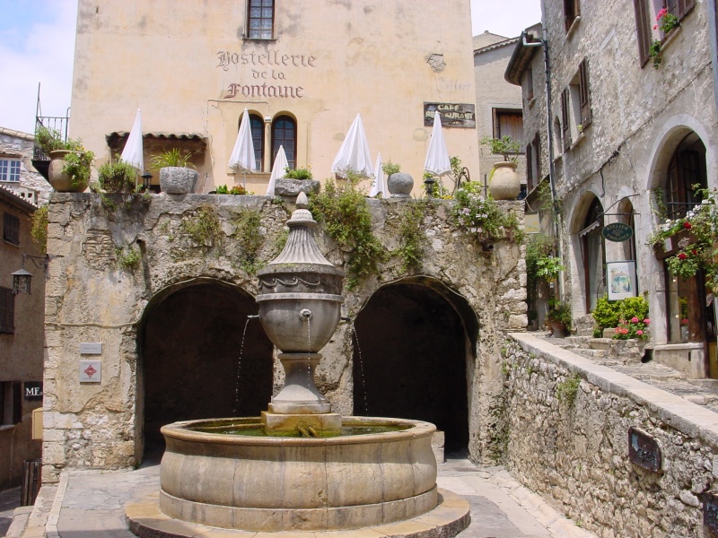 Saint-Paul-de-Vence Urnenbrunnen.JPG -                                